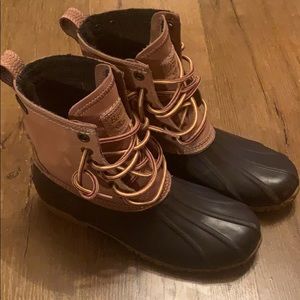 Men’s size 8 Bass duck boots.